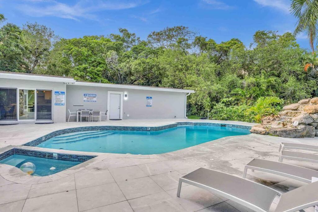 Вилла Rare Hidden Getaway Heated Pool 1.5 Acres! Sleeps 16 Форт-Лодердейл Экстерьер фото