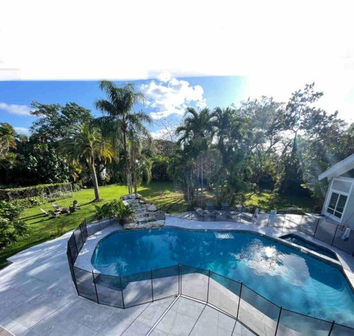 Вилла Rare Hidden Getaway Heated Pool 1.5 Acres! Sleeps 16 Форт-Лодердейл Экстерьер фото