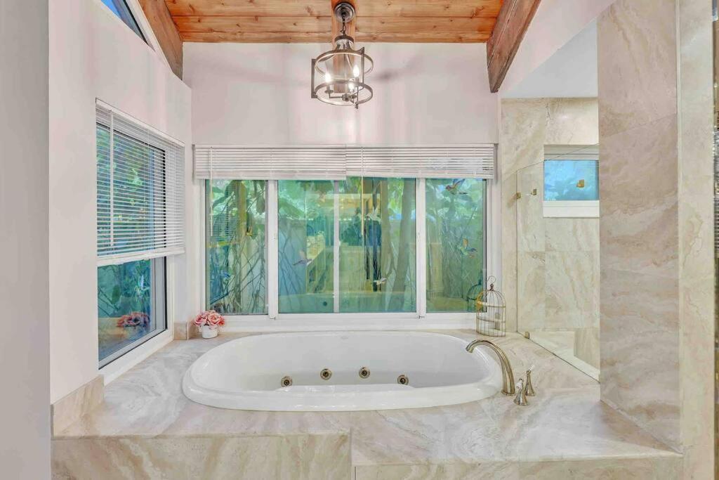 Вилла Rare Hidden Getaway Heated Pool 1.5 Acres! Sleeps 16 Форт-Лодердейл Экстерьер фото