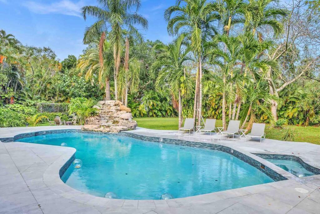 Вилла Rare Hidden Getaway Heated Pool 1.5 Acres! Sleeps 16 Форт-Лодердейл Экстерьер фото